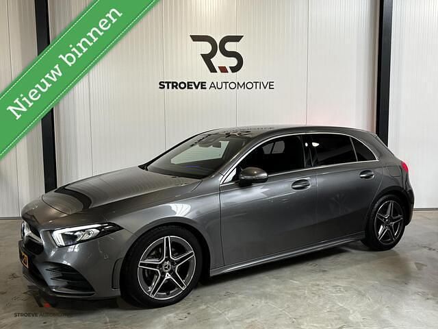 Grijs Occasion 2021 Mercedes A180 AMG Hatchback | € 23.950 (Eerlijke prijs) - Afbeelding 1/4