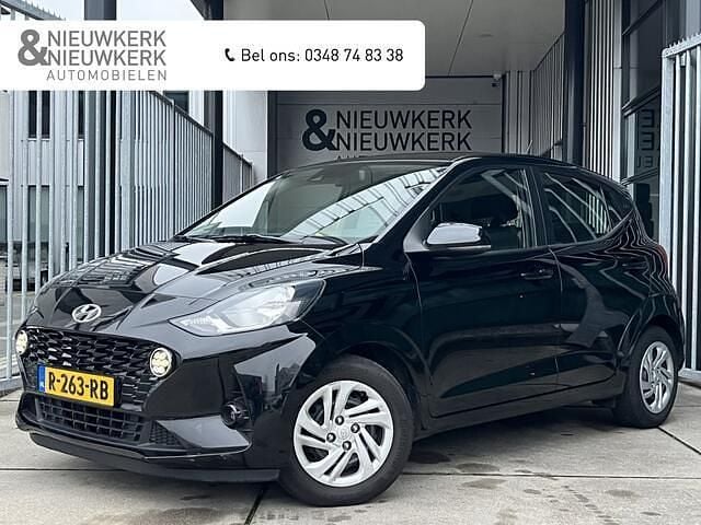 Zwart Occasion 2022 Hyundai i10 Comfort Hatchback | € 10.649 (Goede deal) - Afbeelding 1/4