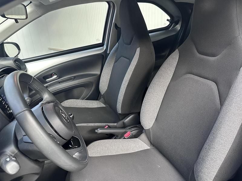 Occasion Toyota Aygo X Play 72 PK (52 kW) 2024 Shimmering silver metallic (grijs metallic) SUV