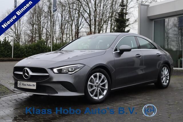 Grijs Gebruikt 2022 Mercedes CLA180 Business Sedan | € 32.950 (Goede deal) - Afbeelding 1/4