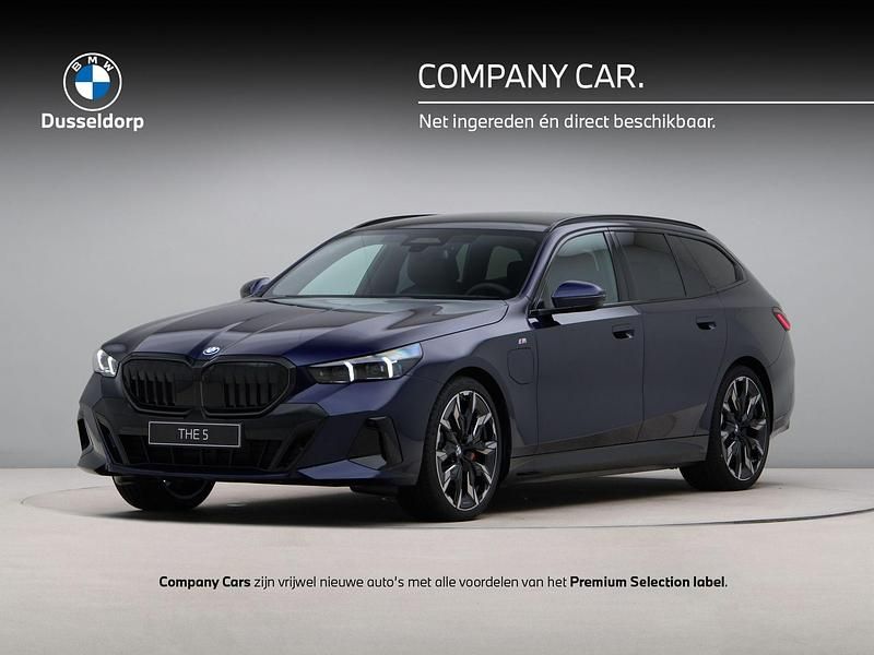 Blauw Nieuw 2025 BMW 550e Comfort Edition Stationwagen | € 119.131 (Iets duurder) - Afbeelding 1/4