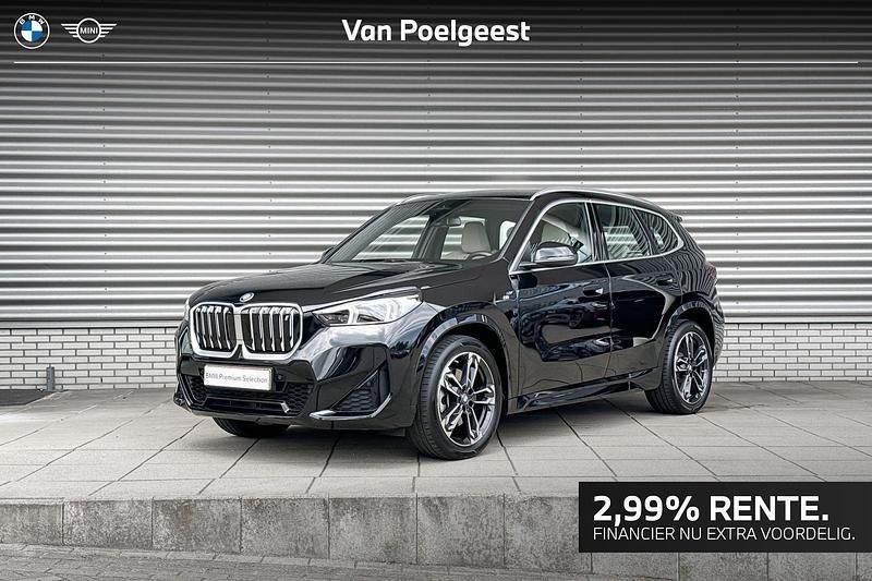 Saphirschwarz metallic (zwart metallic) Gebruikt 2023 BMW iX1 M Sport SUV | € 47.900 (Duur) - Afbeelding 1/4