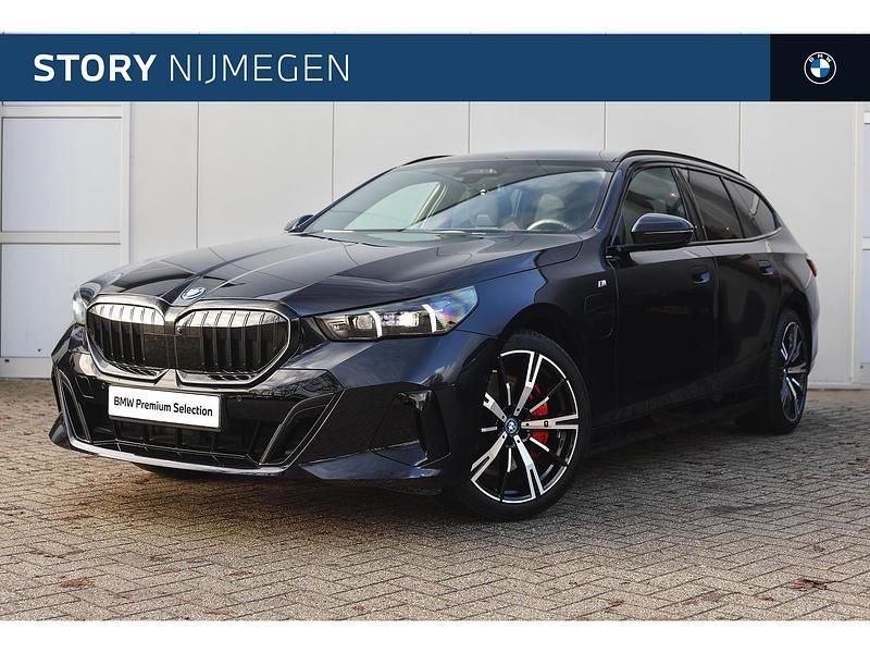 Zwart Occasion 2025 BMW 550e Comfort Edition Stationwagen | € 88.950 - Afbeelding 1/4