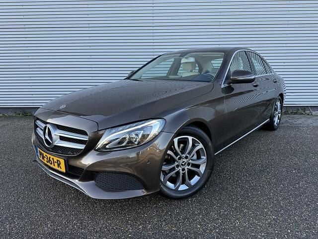 Bruin (metallic) Occasion 2017 Mercedes C180 Business Sedan | € 18.940 (Super prijs) - Afbeelding 1/4