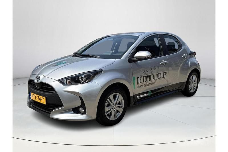 (1l0) grijs Nieuw 2025 Toyota Yaris Hybrid Active Hatchback | € 27.990 (Duur) - Afbeelding 1/1