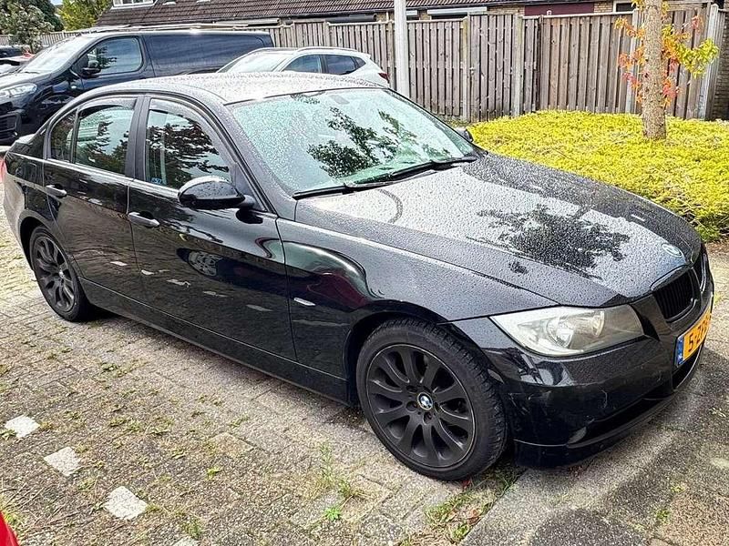 Zwart Gebruikt 2005 BMW 320 Sedan | € 2.300 (Eerlijke prijs) - Afbeelding 1/4