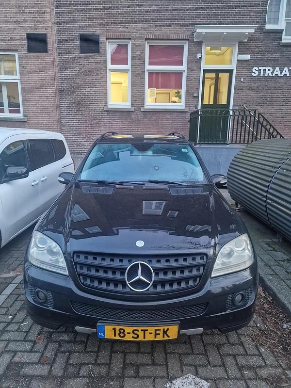 Zwart (metallic) Occasion 2006 Mercedes 350 SUV | € 6.900 - Afbeelding 1/4