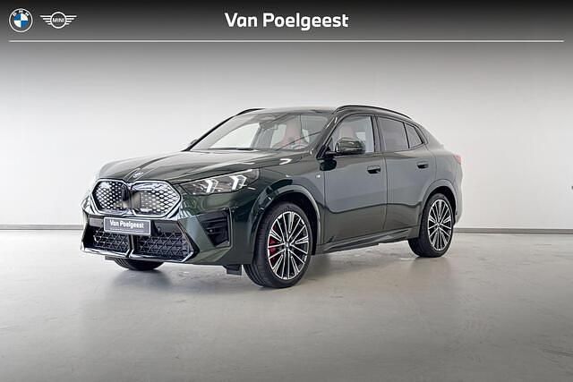 Bmw individual sanremo green metallic Nieuw 2025 BMW iX2 M Sport SUV | € 79.304 - Afbeelding 1/4