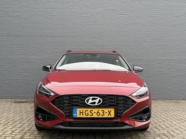 Nieuw Hyundai i30 Comfort 99 PK (72 kW) 2025 Rood (metallic) Stationwagen