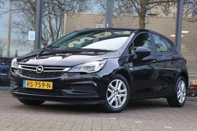 Zwart Gebruikt 2018 Opel Astra Edition Hatchback | € 13.945 (Eerlijke prijs) - Afbeelding 1/4