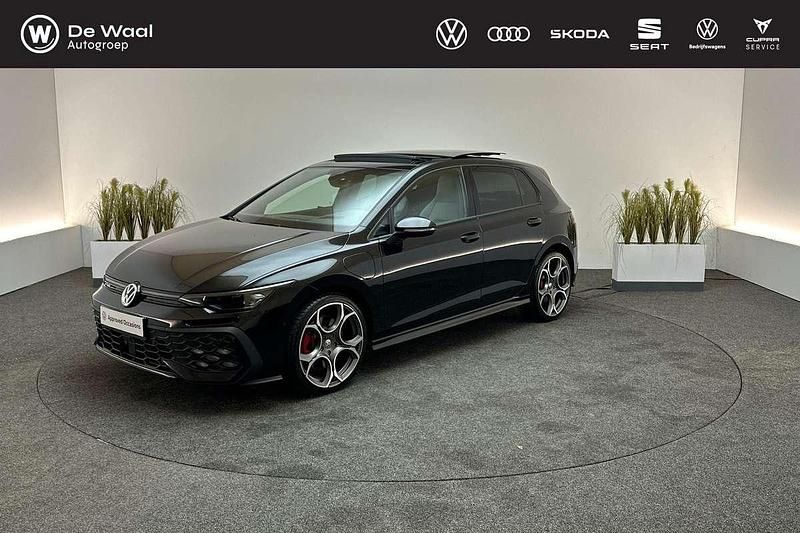 Metallic mythical black Gebruikt 2025 VW Golf VIII GTE Hatchback | € 43.900 - Afbeelding 1/3