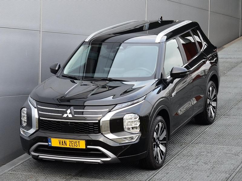 Zwart Gebruikt 2025 Mitsubishi Outlander Edition SUV | € 52.750 - Afbeelding 1/4