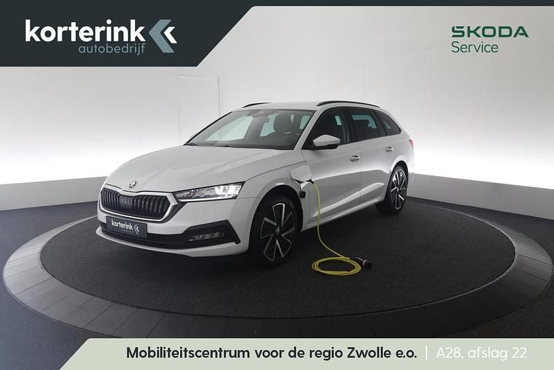 Wit Occasion 2021 Skoda Octavia Business Line Stationwagen | € 20.890 - Afbeelding 1/4