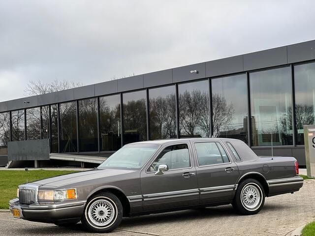 Grijs Occasion 1991 Lincoln Town Car Sedan | € 19.500 - Afbeelding 1/4