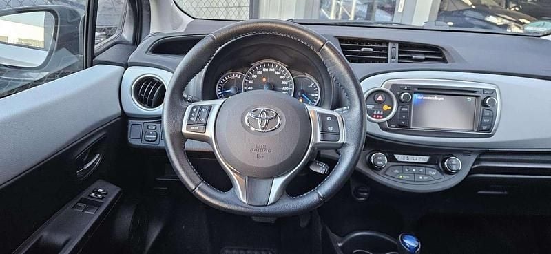 Occasion Toyota Yaris Hybrid 75 PK (55 kW) 2014 Grijs (metallic) Hatchback