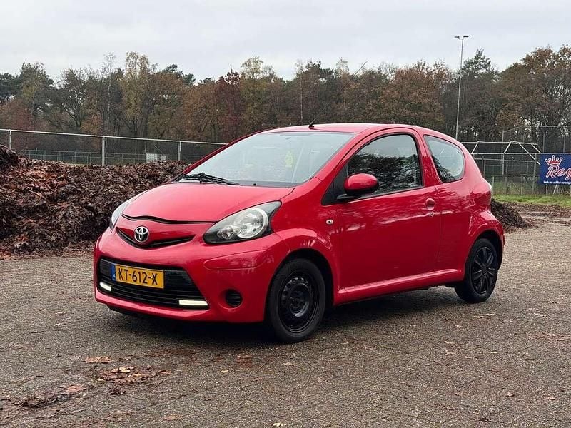 Rood Gebruikt 2013 Toyota Aygo Hatchback | € 3.000 (Goede deal) - Afbeelding 1/4
