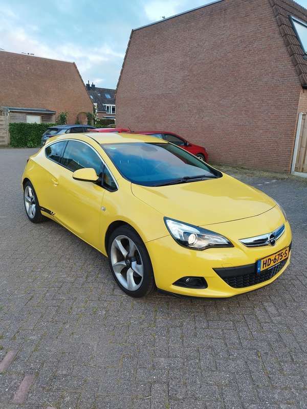 Geel Gebruikt 2012 Opel Astra GTC Sport Hatchback | € 6.000 (Eerlijke prijs) - Afbeelding 1/4