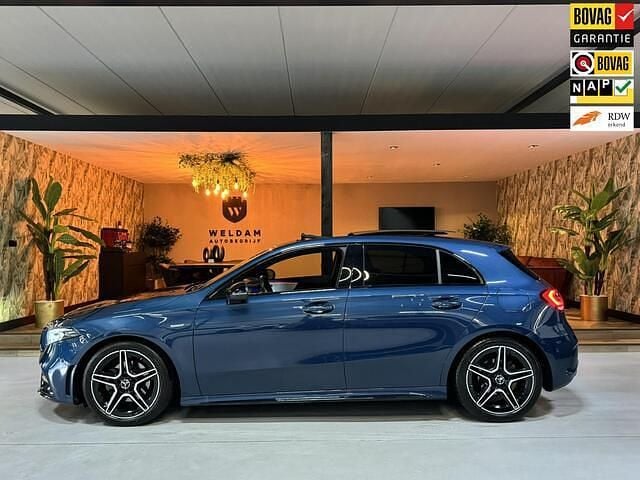 Blauw Gebruikt 2022 Mercedes A200 AMG line Hatchback | € 30.990 (Iets duurder) - Afbeelding 1/4