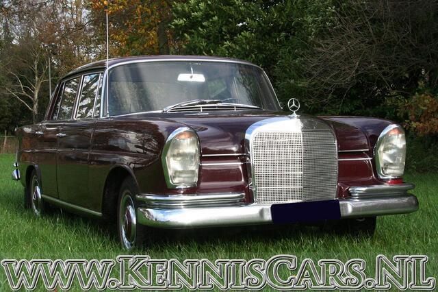 Rood Gebruikt 1965 Mercedes 220 Sedan | € 15.500 - Afbeelding 1/4
