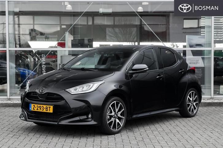 Zwart Occasion 2022 Toyota Yaris Executive Hatchback | € 23.450 (Eerlijke prijs) - Afbeelding 1/4
