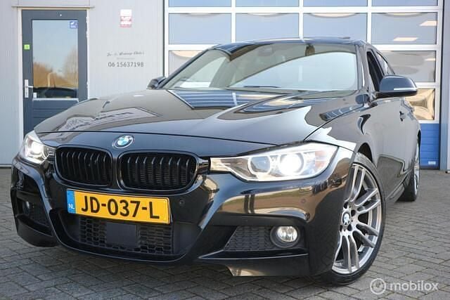 Zwart Gebruikt 2012 BMW 330 Executive Sedan | € 14.800 (Eerlijke prijs) - Afbeelding 1/4