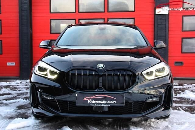 Occasion BMW 120 Executive 178 PK (130 kW) 2023 Zwart (metallic) Hatchback