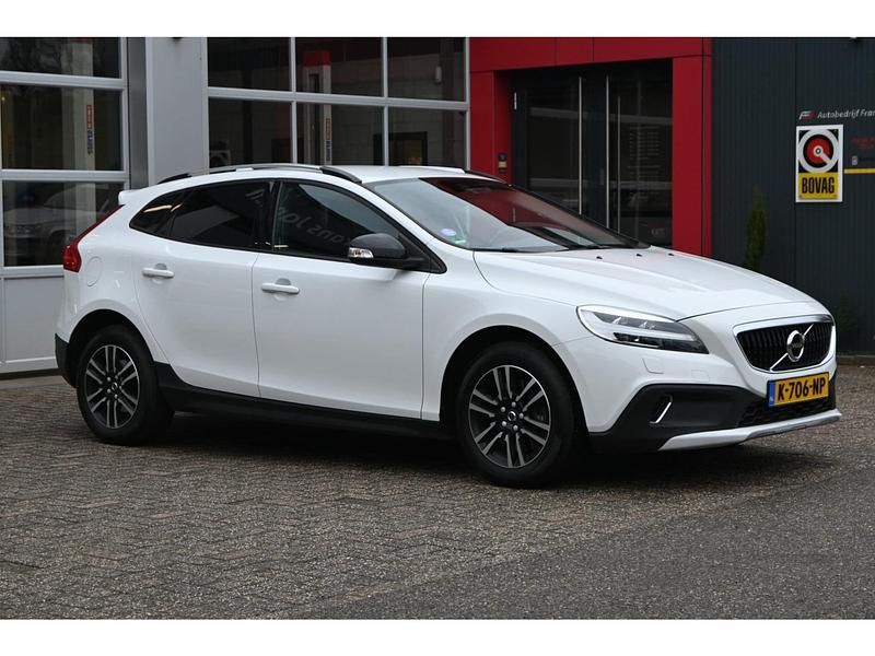 Wit Occasion 2018 Volvo V40 Kinetic Hatchback | € 17.950 (Goede deal) - Afbeelding 1/4