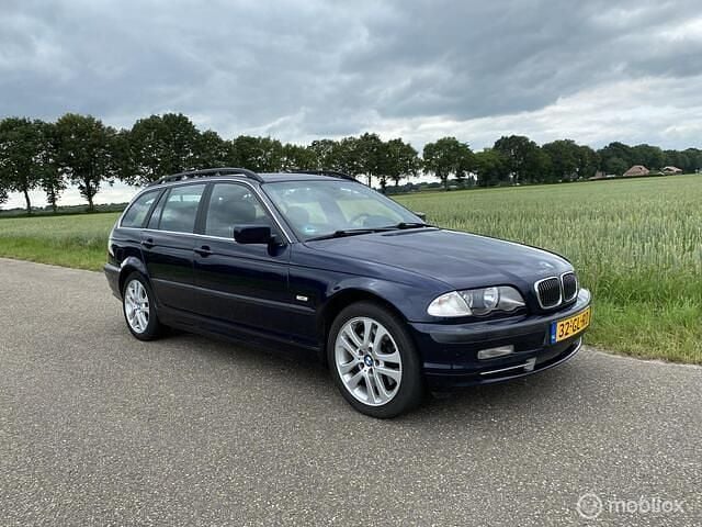 Blauw Gebruikt 2001 BMW 330 Executive Stationwagen | € 3.499 (Goede deal) - Afbeelding 1/4