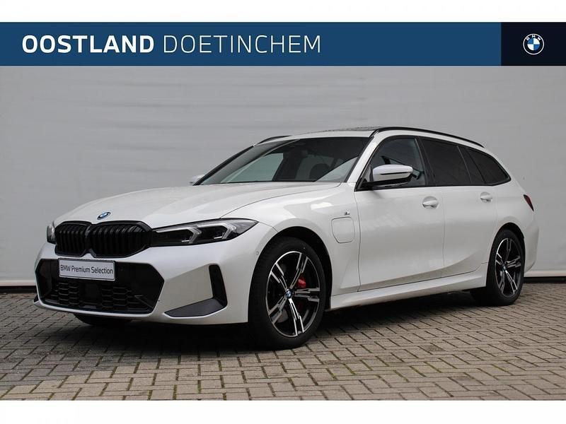 Wit Gebruikt 2025 BMW 330e Executive Stationwagen | € 53.750 (Super prijs) - Afbeelding 1/3