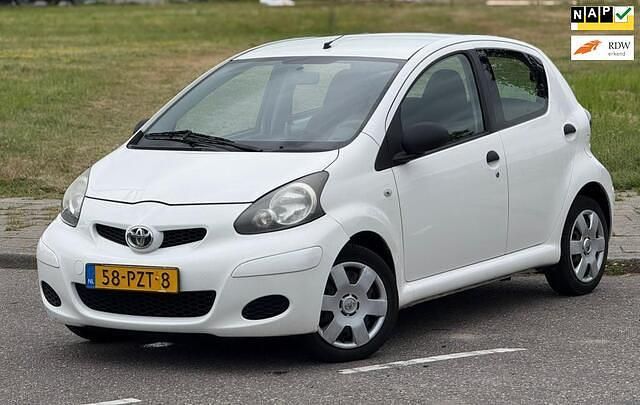 Wit Gebruikt 2011 Toyota Aygo Cool Hatchback | € 1.945 (Goede deal) - Afbeelding 1/4