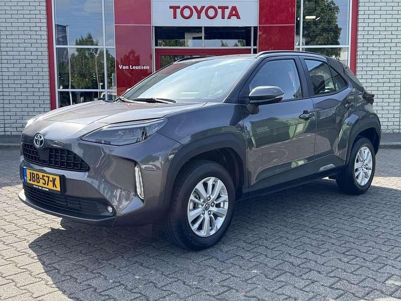 Grijs Gebruikt 2024 Toyota Yaris Cross SUV | € 27.900 (Eerlijke prijs) - Afbeelding 1/4