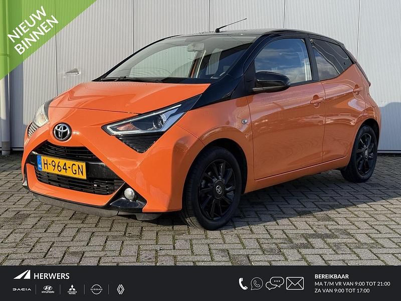 Oranje Occasion 2020 Toyota Aygo X-cite Hatchback | € 15.435 (Iets duurder) - Afbeelding 1/4