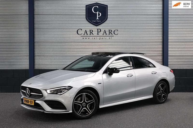 Grijs, metallic lak Gebruikt 2020 Mercedes CLA250e AMG Sedan | € 28.995 (Eerlijke prijs) - Afbeelding 1/4