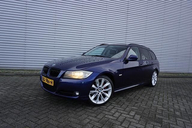 Blauw (metallic) Occasion 2011 BMW 320 Efficient Dynamics Stationwagen | € 3.750 (Eerlijke prijs) - Afbeelding 1/4