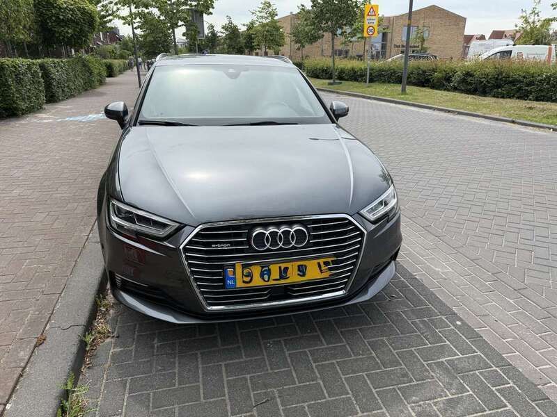 Grijs Gebruikt 2020 Audi A3 Sport Hatchback | € 24.000 (Eerlijke prijs) - Afbeelding 1/4