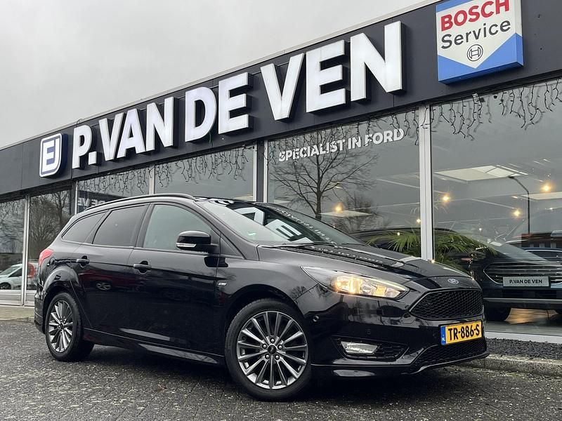 Zwart Occasion 2017 Ford Focus ST-Line Stationwagen | € 11.950 (Duur) - Afbeelding 1/4