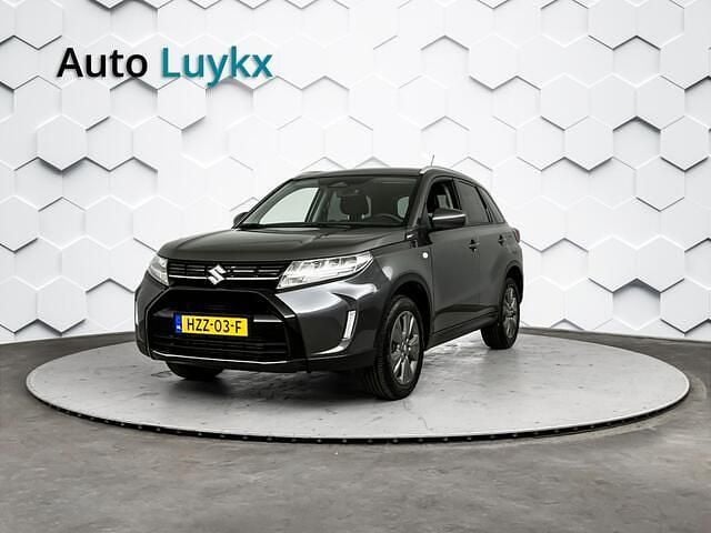 Grijs Occasion 2024 Suzuki Vitara SUV | € 25.440 (Eerlijke prijs) - Afbeelding 1/4