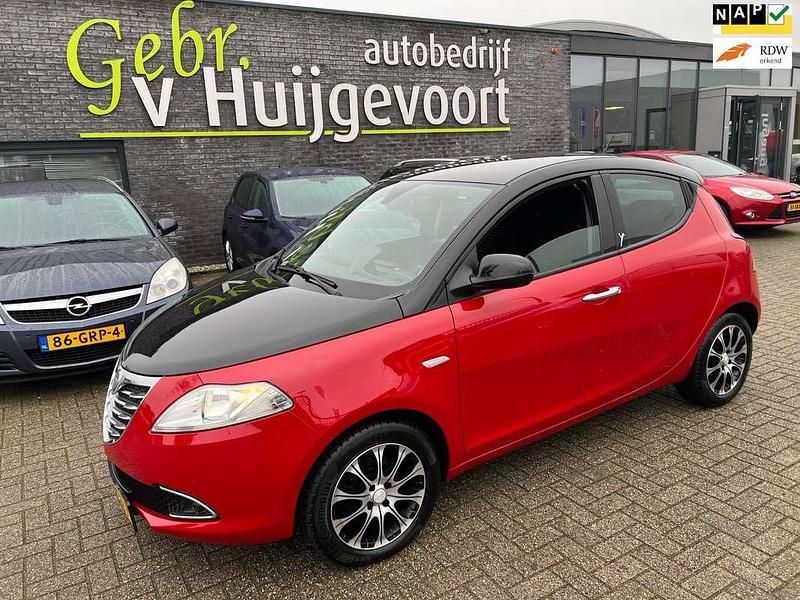Rood (metallic) Occasion 2011 Lancia Ypsilon Platinum Hatchback | € 3.250 (Eerlijke prijs) - Afbeelding 1/4
