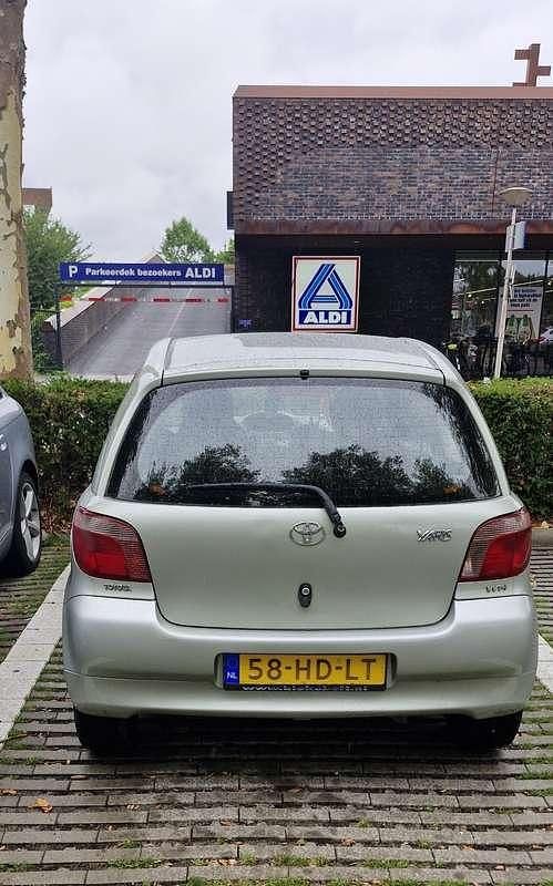 Gebruikt 2001 Toyota Yaris Sol Sedan | € 1.350 (Eerlijke prijs) - Afbeelding 1/4