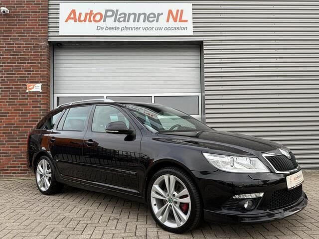 Zwart Gebruikt 2011 Skoda Octavia Stationwagen | € 9.944 (Eerlijke prijs) - Afbeelding 1/4