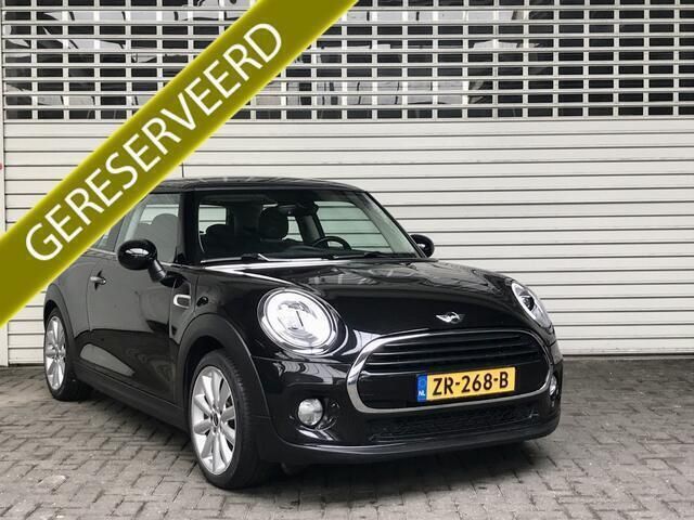 Zwart Gebruikt 2017 Mini Cooper Chili Hatchback | € 14.500 (Goede deal) - Afbeelding 1/4