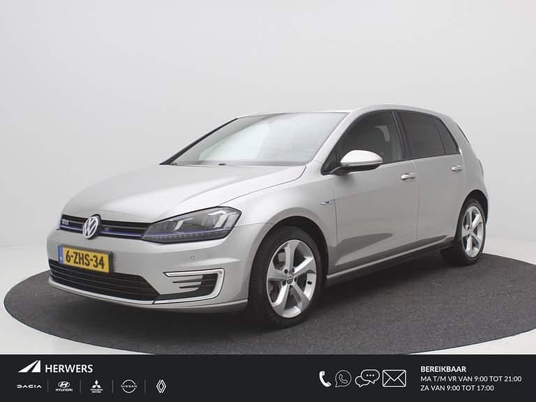 Tungsten silver metallic (grijs metallic) Gebruikt 2015 VW Golf VII GTE Hatchback | € 15.485 (Eerlijke prijs) - Afbeelding 1/4