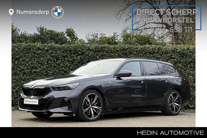 Grijs (metallic) Occasion 2025 BMW 550e Comfort Edition Stationwagen | € 77.895 (Eerlijke prijs) - Afbeelding 1/3