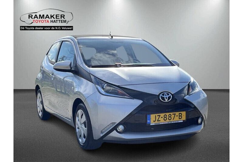 Grijs Gebruikt 2016 Toyota Aygo X-wave Hatchback | € 11.201 (Duur) - Afbeelding 1/1