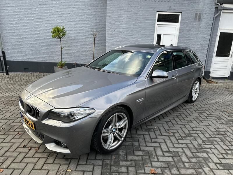 Grijs, metallic lak Gebruikt 2016 BMW 520 M Sport Stationwagen | € 19.995 (Eerlijke prijs) - Afbeelding 1/3