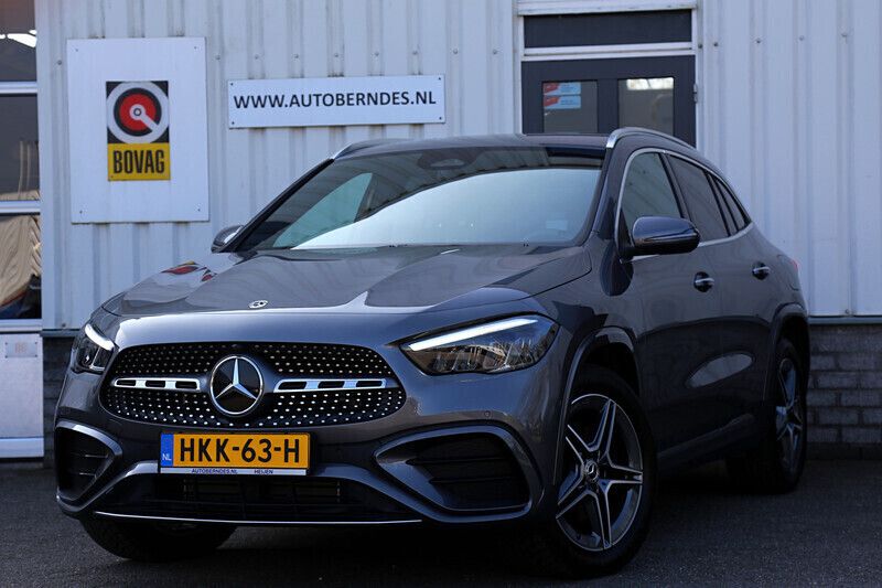 Grijs Gebruikt 2024 Mercedes GLA250 AMG line SUV | € 49.900 (Eerlijke prijs) - Afbeelding 1/4