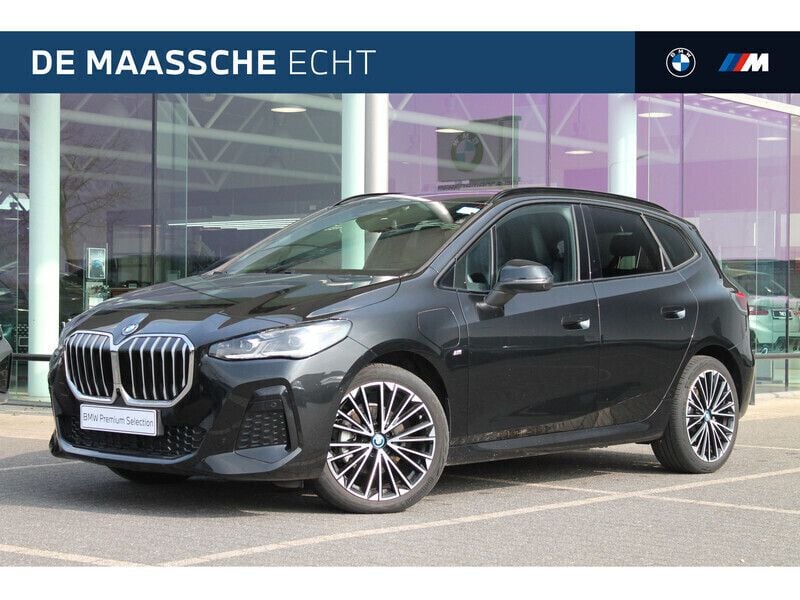 Saphirschwarz (donker zwart metallic) Gebruikt 2024 BMW 225 Active Tourer Comfort Edition MPV | € 44.950 (Eerlijke prijs) - Afbeelding 1/4