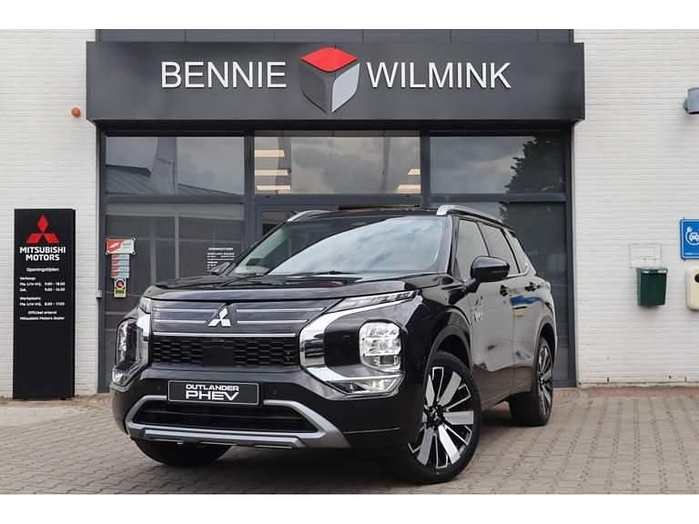 Black diamond (zwart metallic) Nieuw 2025 Mitsubishi Outlander P-HEV SUV | € 58.390 (Duur) - Afbeelding 1/4