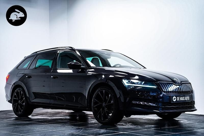 Zwart (mat) Occasion 2021 Skoda Superb SportLine Stationwagen | € 26.900 (Eerlijke prijs) - Afbeelding 1/4