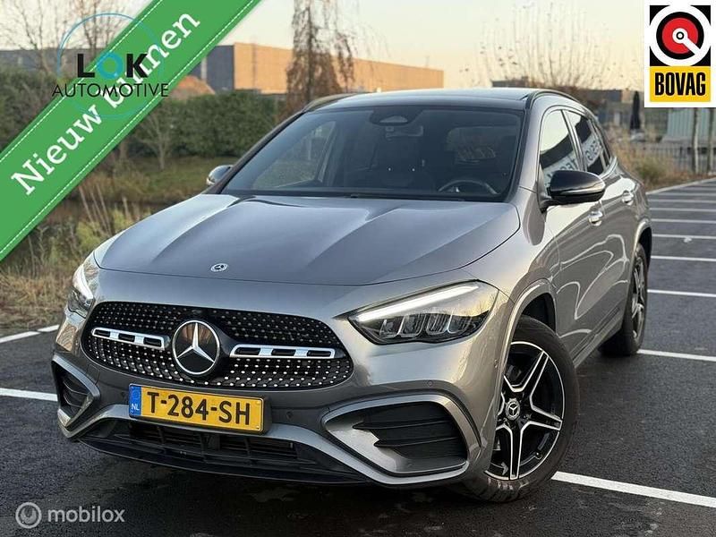 Grijs Occasion 2023 Mercedes GLA250 AMG line SUV | € 44.999 (Eerlijke prijs) - Afbeelding 1/4